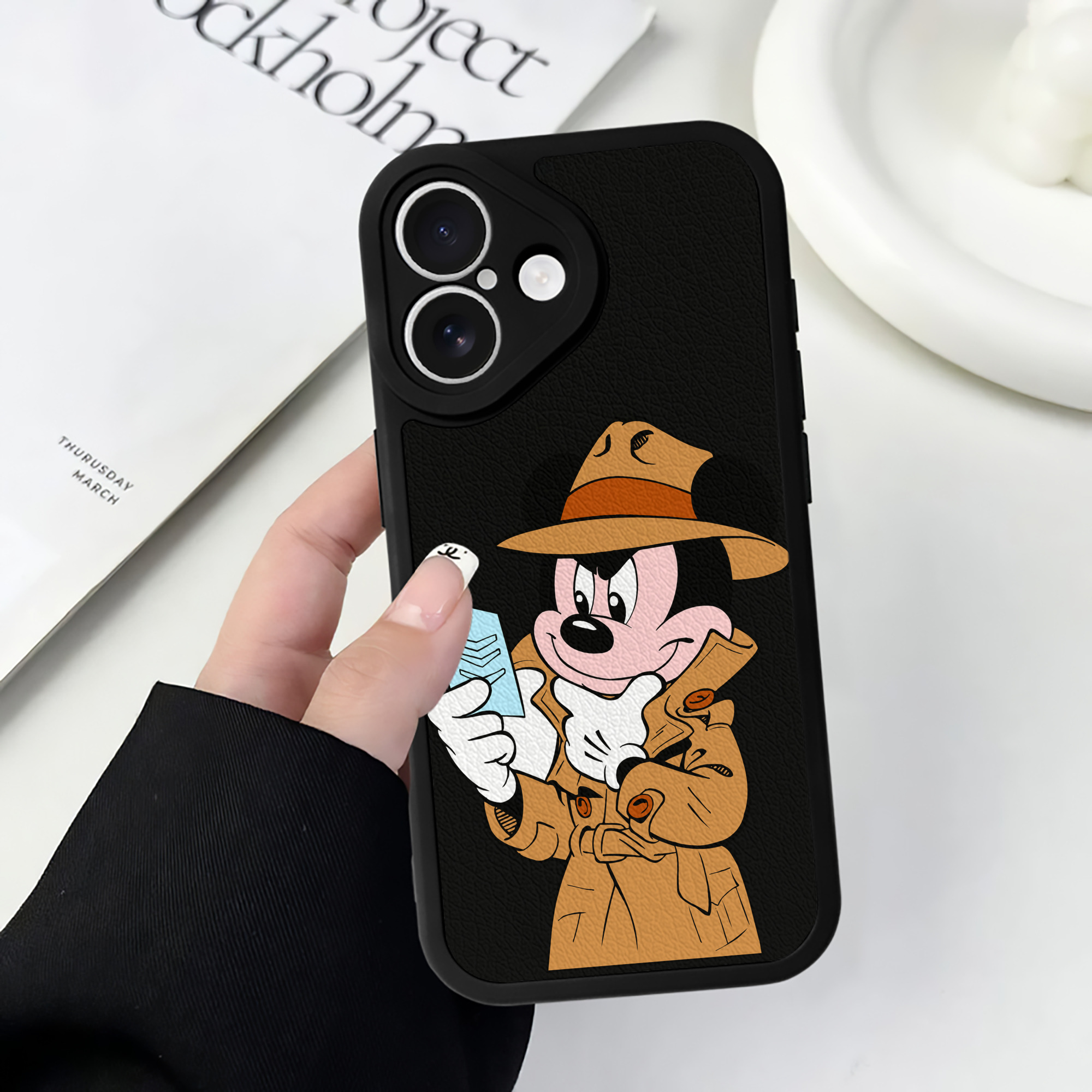 （画像用） ミッキーマウス Mickey Mouse 【iPhone 16シリーズ対応】シリコンスマホケース（レザー調） 材質：シリコン